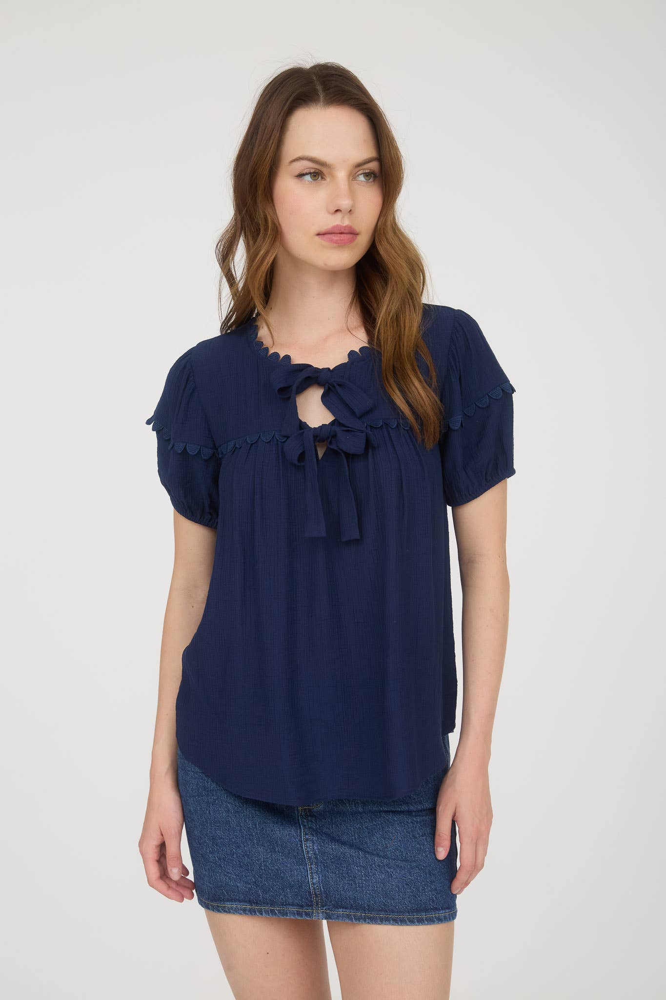 SCALLOP TRIM FRONT TIE DETAIL PUFF SLEEVE TOP: BRICK