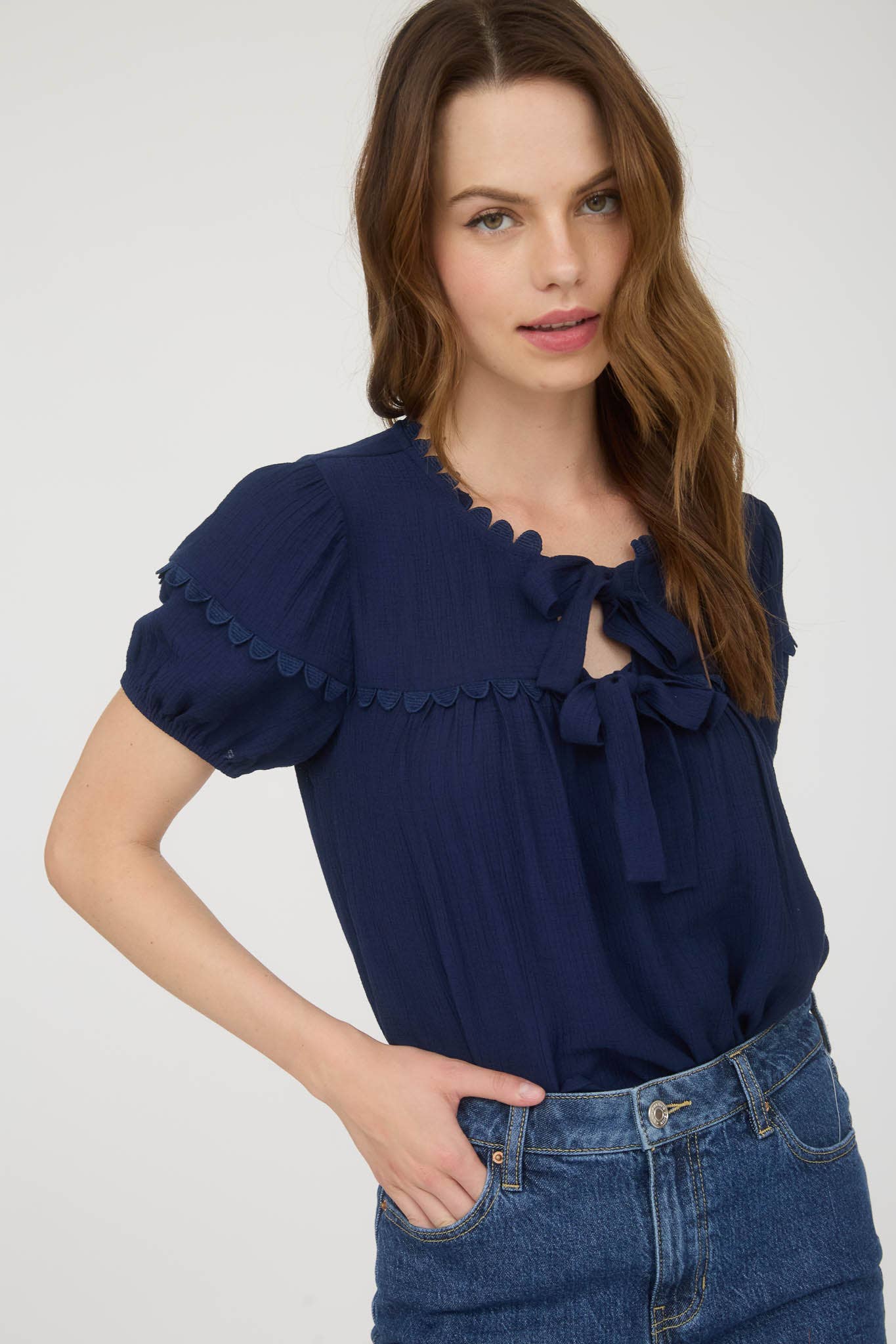SCALLOP TRIM FRONT TIE DETAIL PUFF SLEEVE TOP: BRICK