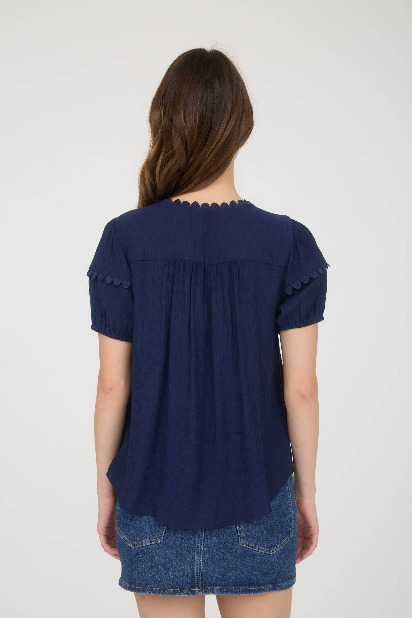 SCALLOP TRIM FRONT TIE DETAIL PUFF SLEEVE TOP: BRICK