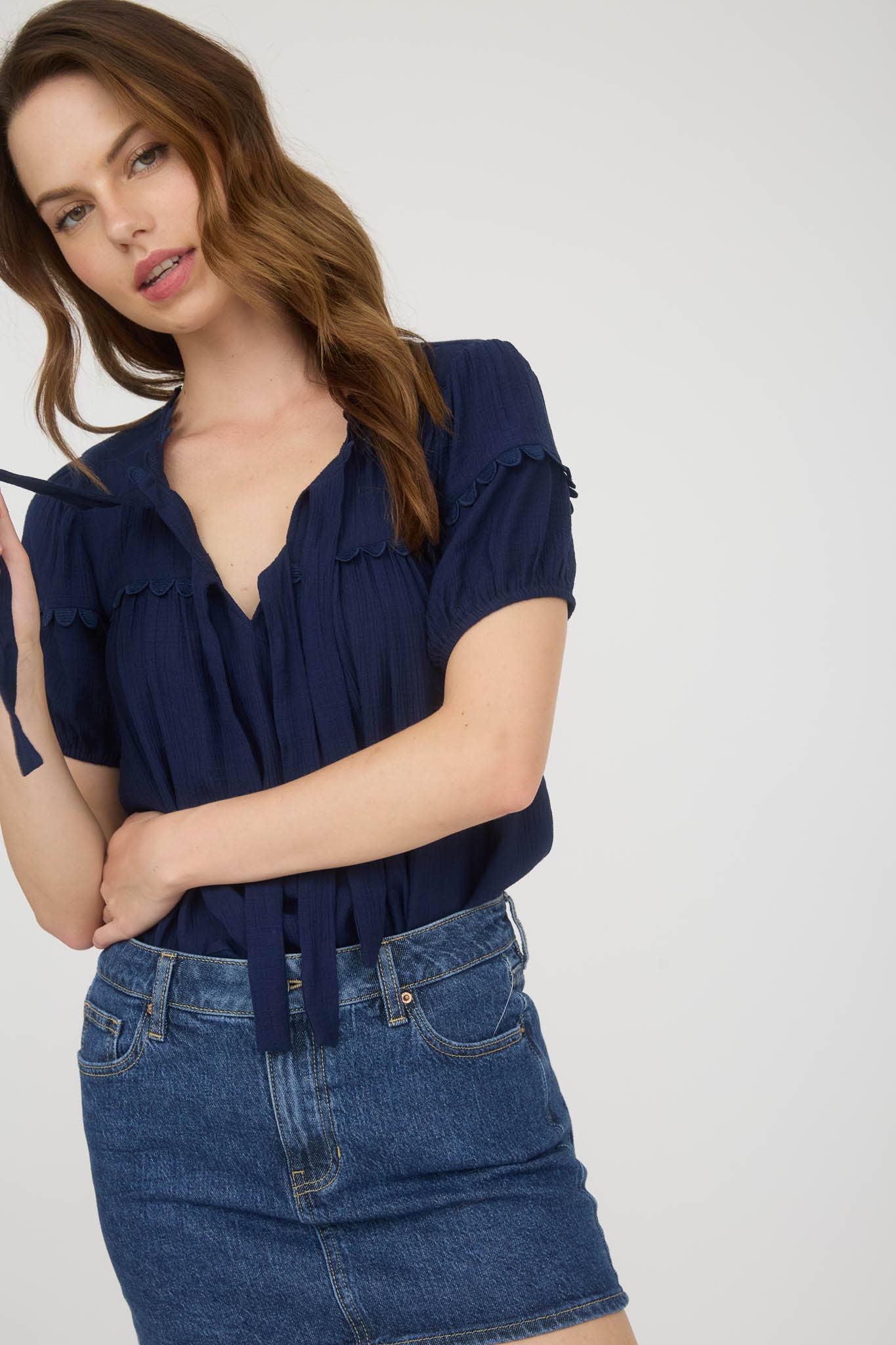 SCALLOP TRIM FRONT TIE DETAIL PUFF SLEEVE TOP: BRICK
