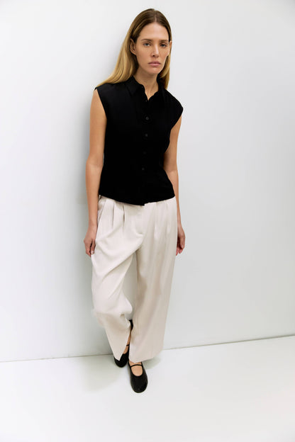 Gloria Black Sleeveless Collared Button-Down Top