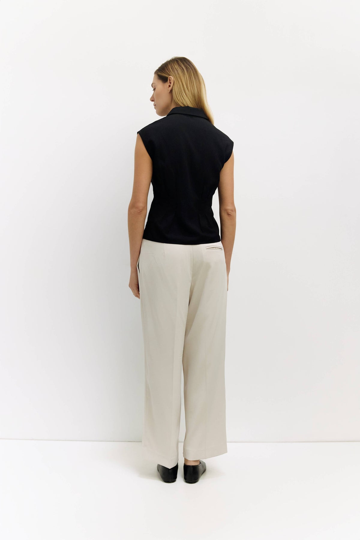 Gloria Black Sleeveless Collared Button-Down Top